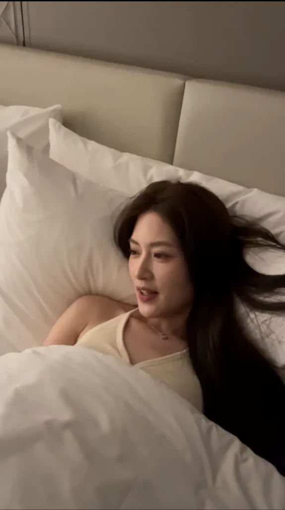 [12V/1.3g]长发美女穿米色吊带+豹纹半裙被单男从后入